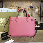 Burberry The Medium Banner in Leather and Vintage Check pink - 2