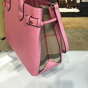 Burberry The Medium Banner in Leather and Vintage Check pink - 4