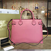 Burberry The Medium Banner in Leather and Vintage Check pink - 5