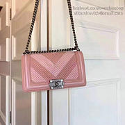 Fancybags Chanel Medium Chevron Lambskin Boy Bag Pink A13044 VS03443 - 4