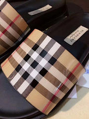 BURBERRY VINTAGE CHECK AND LEATHER SLIDES - 6