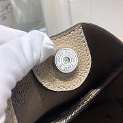 louis vuitton original mahina leather carmel hobo bag M53188 cream - 3