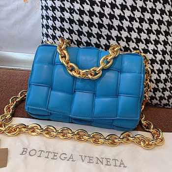  Bottega Veneta With The Chain Cassette In Blue