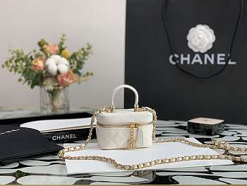CHANEL SMALL VANITY WITH CHAIN WHITE AP2194 12 × 11.5 × 7 CM