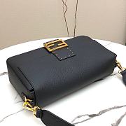 Fendi Large Baguette in Black Grain Leather Size 33 x 18 x 5.5 cm - 4