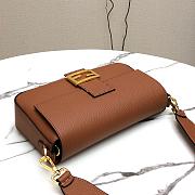Fendi Baguette in Brown Grain Leather 8BR600 Size 26 x 14 x 4 cm - 3
