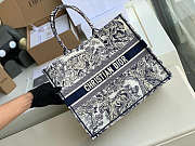 Dior Book Tote Blue Toile De Jouy Embroidery M1286 Size 41.5 x 32 x 15 cm - 4