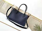 Louis Vuiton On My Side MM Navy/Creme M55933 Size 30.5 x 24.5 x 14 cm - 4