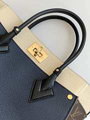 Louis Vuiton On My Side MM Navy/Creme M55933 Size 30.5 x 24.5 x 14 cm - 2