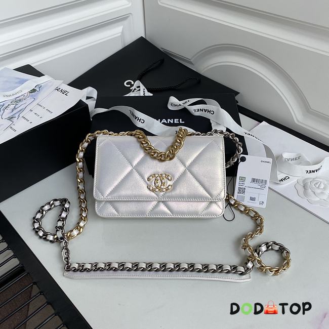 Chanel 19 Wallet On Chain 2021 White AP0957 Size 19 x 12.3 x 3.5 cm - 1