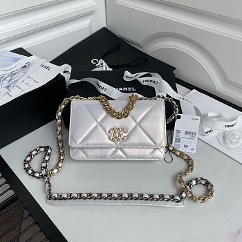 Chanel 19 Wallet On Chain 2021 White AP0957 Size 19 x 12.3 x 3.5 cm