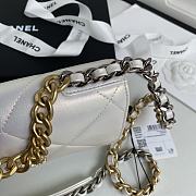 Chanel 19 Wallet On Chain 2021 White AP0957 Size 19 x 12.3 x 3.5 cm - 6
