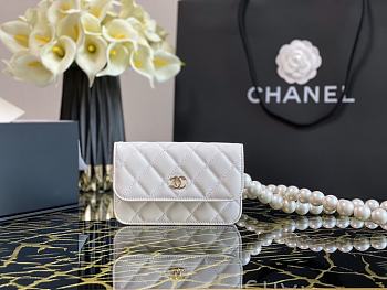 Chanel Clutch with Chain in Imitation Pearls White Size 9.5 x 15.2 x 3.5 cm