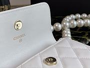 Chanel Clutch with Chain in Imitation Pearls White Size 9.5 x 15.2 x 3.5 cm - 2