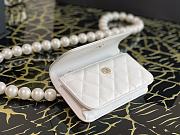 Chanel Clutch with Chain in Imitation Pearls White Size 9.5 x 15.2 x 3.5 cm - 3