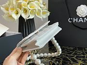 Chanel Clutch with Chain in Imitation Pearls White Size 9.5 x 15.2 x 3.5 cm - 4