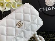 Chanel Clutch with Chain in Imitation Pearls White Size 9.5 x 15.2 x 3.5 cm - 6