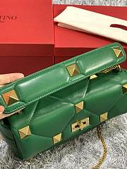 Valentino Large Roman Stud Shoulder Bag Green Size 30 x 20 x 12 cm - 6