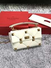 Valentino Large Roman Stud Shoulder Bag White Size 30 x 20 x 12 cm - 4