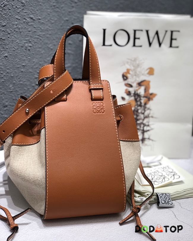 Loewe Hammock Bag in Ecru/Tan Calfskin Size 32 x 28 x 15 cm - 1