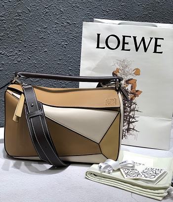 Loewe Medium Puzzle Bag Soft Grained Calfskin Sand/White Size 29 x 18 x 12