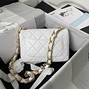 Chanel Flap Bag With Big Chain Leather White Size 22 × 5 × 15.5 cm - 4