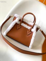 LV On My Side PM Caramel Shearling & Grained Calfskin M58918 Size 25 cm - 2