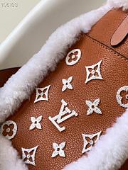 LV On My Side PM Caramel Shearling & Grained Calfskin M58918 Size 25 cm - 3