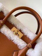 LV On My Side PM Caramel Shearling & Grained Calfskin M58918 Size 25 cm - 4