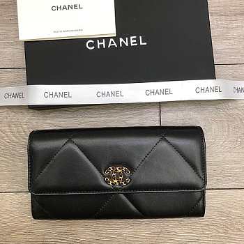 Chanel Wallet Black Size 19 cm