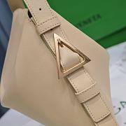 Bottega Veneta Shoulder Bag Beige Size 30x23x16 cm - 2