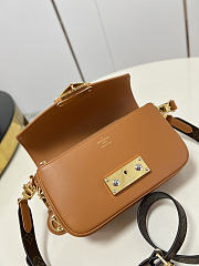 Louis Vuitton LV Swing Handbag Brown M20393 Size 24 x 15 x 6 cm - 4