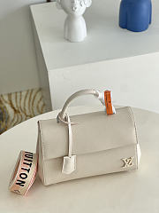 Louis Vuitton LV Handbag Twist Cream Size 28 x 20 x 10 cm - 5