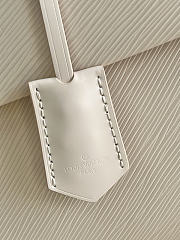 Louis Vuitton LV Handbag Twist Cream Size 28 x 20 x 10 cm - 4