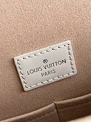 Louis Vuitton LV Handbag Twist Cream Size 28 x 20 x 10 cm - 3