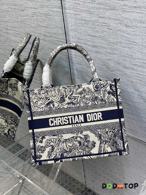 Dior Tote Bag Embroidery Blue Size 26 x 8 x 22 cm - 1