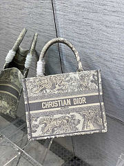 Dior Tote Bag Embroidery 01 Size 26 x 8 x 22 cm - 1