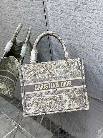 Dior Tote Bag Embroidery 01 Size 26 x 8 x 22 cm
