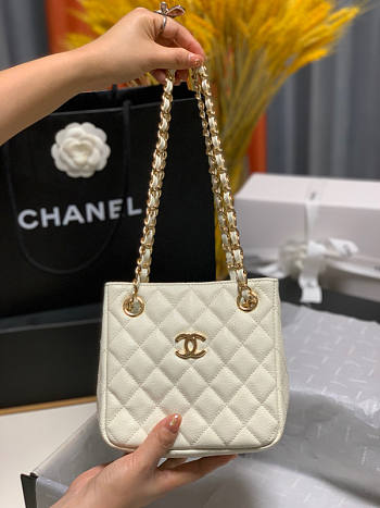 Chanel Bucket Bag Cream Size 17 x 15 x 9 cm