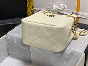 Chanel Bucket Bag Cream Size 17 x 15 x 9 cm - 4
