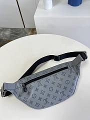 Louis Vuitton LV Discovery Bumbag Size 44 x 15 x 9 cm - 5