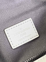 Louis Vuitton LV Discovery Bumbag Size 44 x 15 x 9 cm - 2
