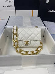 Chanel Small Flap Bag White Size 17 x 21 x 6 cm - 1