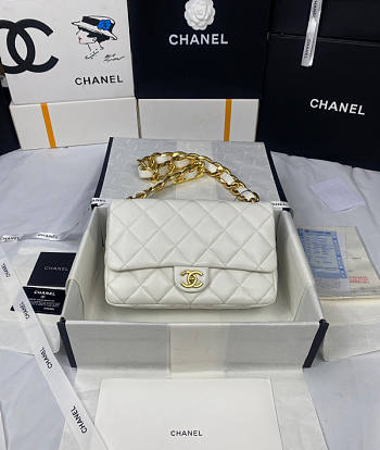 Chanel Large Flap Bag White Size 18 x 27 x 8 cm