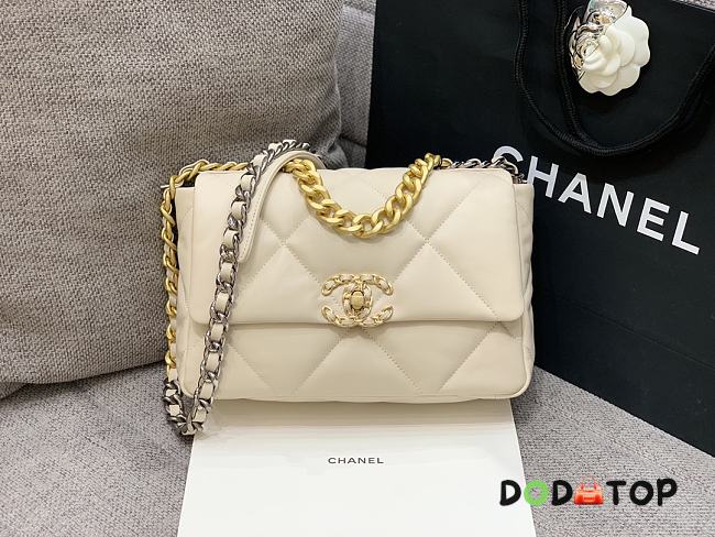 Chanel Flap Bag Lambskin Beige Size 26 x 16 x 9 cm - 1