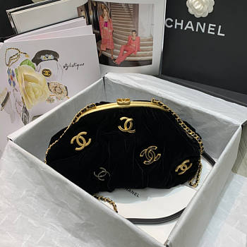 Chanel Clutch Size 16 x 27.5 x 14 cm 01