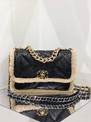 Chanel 19 Flap Bag 01 Size 16 x 26 x 9 cm - 1