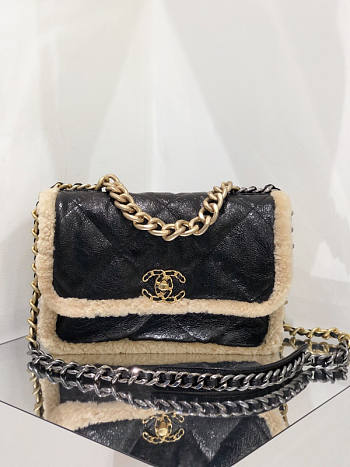 Chanel 19 Flap Bag 01 Size 16 x 26 x 9 cm
