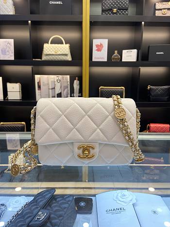Chanel Flap Bag White Size 21 x 14 x 6.5 cm