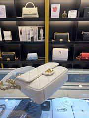 Chanel Flap Bag White Size 21 x 14 x 6.5 cm - 2